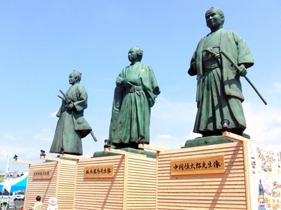 高知駅前に立つ坂本竜馬、武市半平太、中岡慎太郎の像