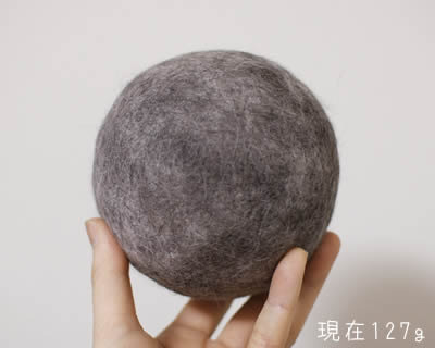 だいぶ大きくなった猫っ毛ボール(猫の抜け毛を集めて作ったボール)
