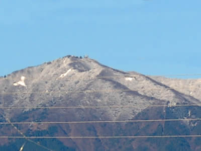 雪化粧した山